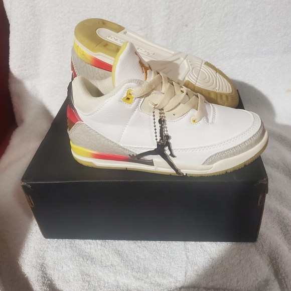 Jordan Kids Sneakers - White and Gold - Picture 4 of 4